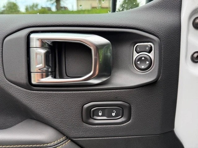 2025 Jeep JT Gladiator - Image 14 of 21