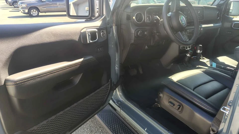 2025 Jeep JT Gladiator - Image 5 of 13
