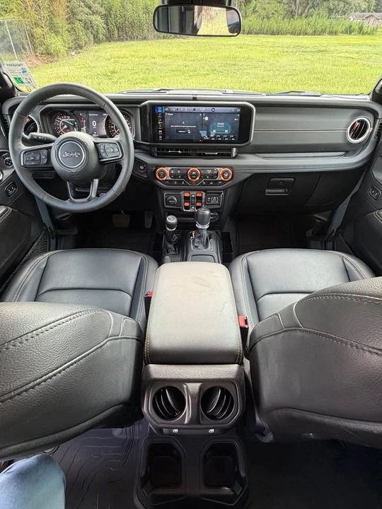 2025 Jeep JT Gladiator - Image 13 of 18