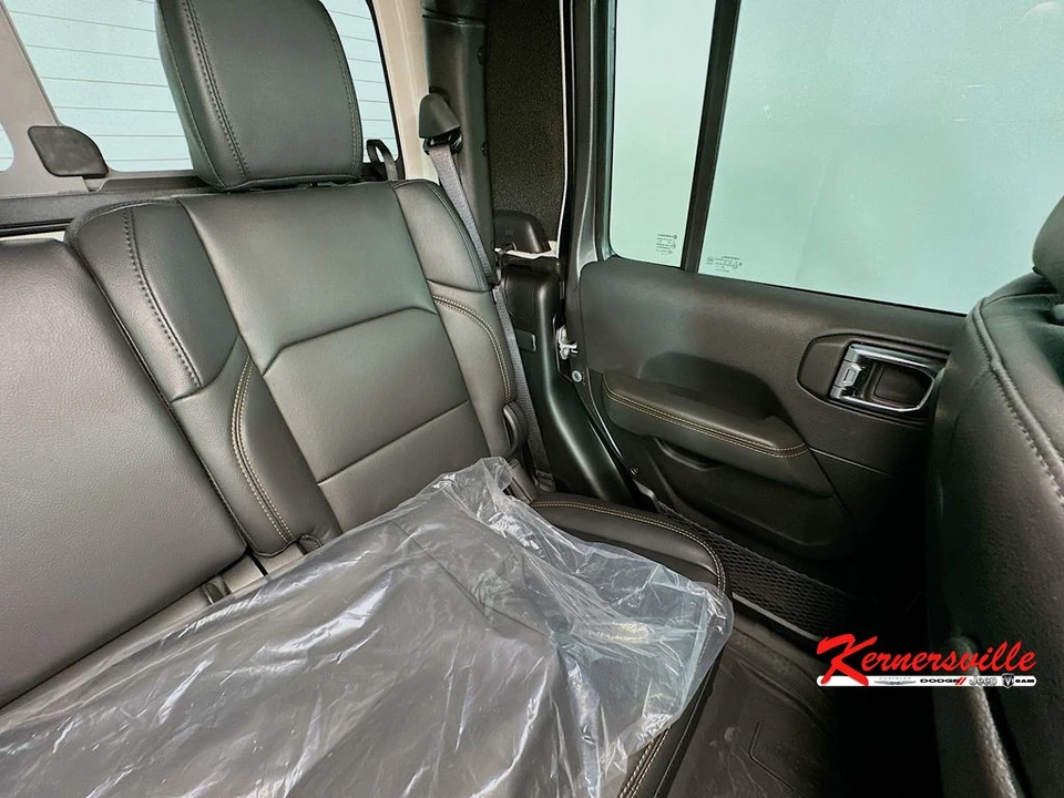 2025 Jeep JT Gladiator - Image 14 of 24