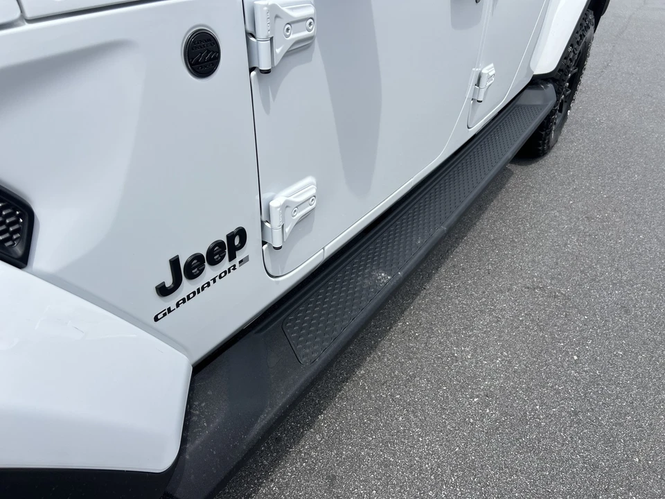 2025 Jeep JT Gladiator - Image 17 of 30