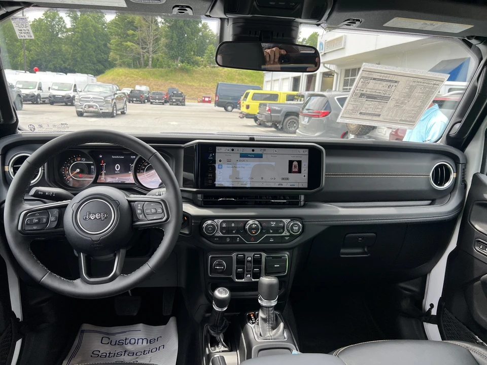 2025 Jeep JT Gladiator - Image 16 of 30