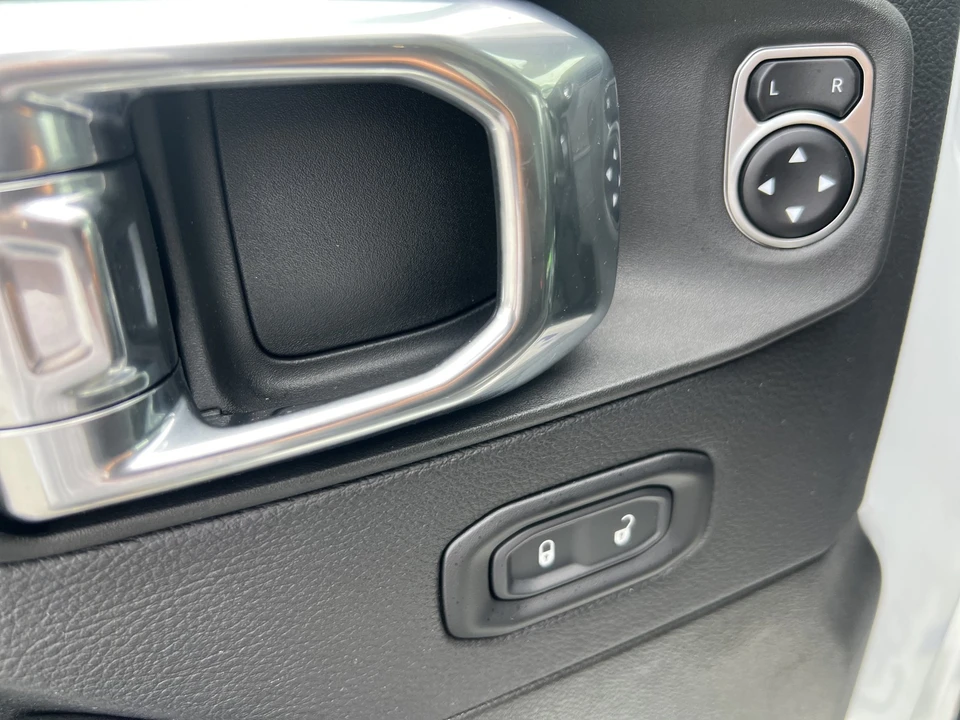 2025 Jeep JT Gladiator - Image 18 of 30