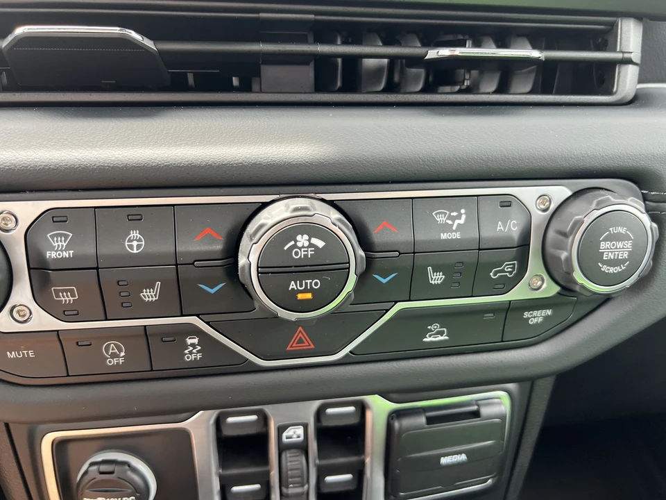2025 Jeep JT Gladiator - Image 23 of 30