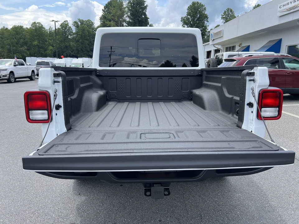 2025 Jeep JT Gladiator - Image 8 of 30