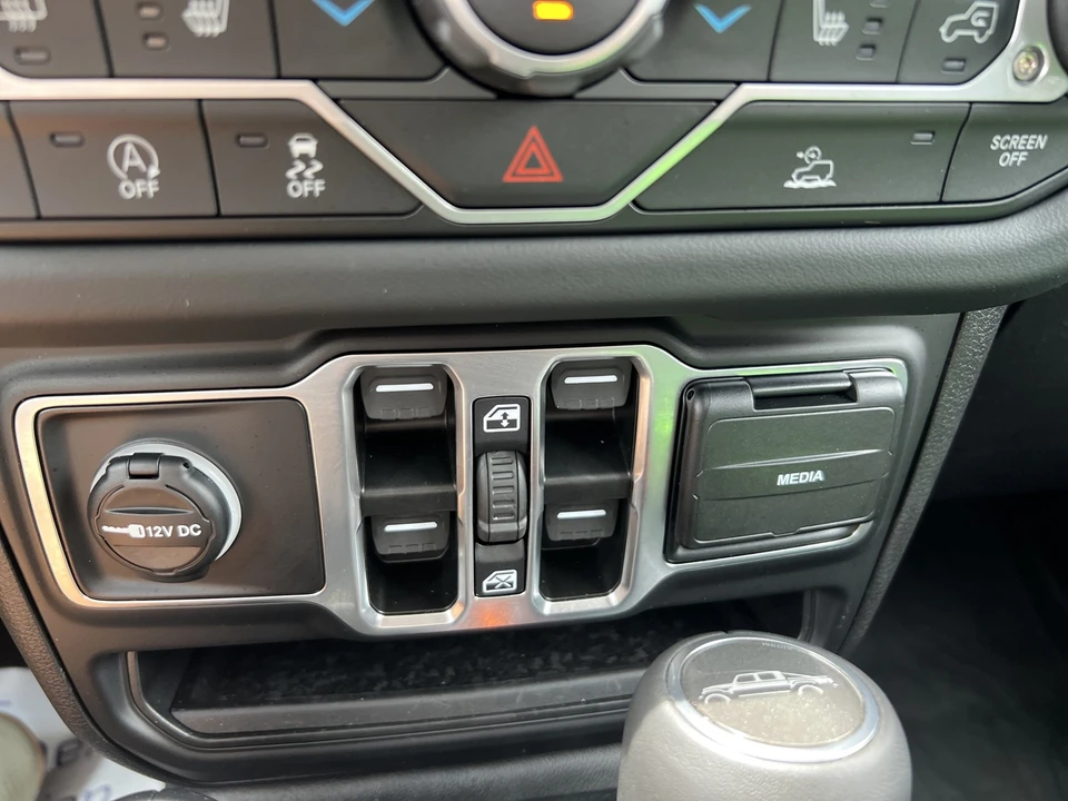 2025 Jeep JT Gladiator - Image 24 of 30
