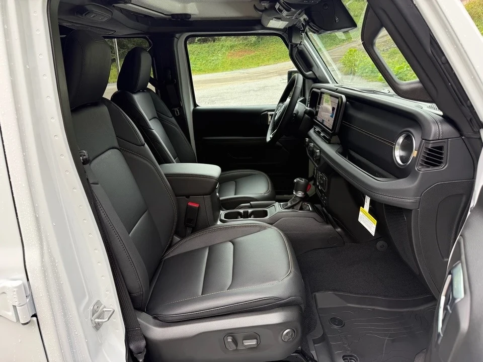 2025 Jeep JT Gladiator - Image 19 of 21