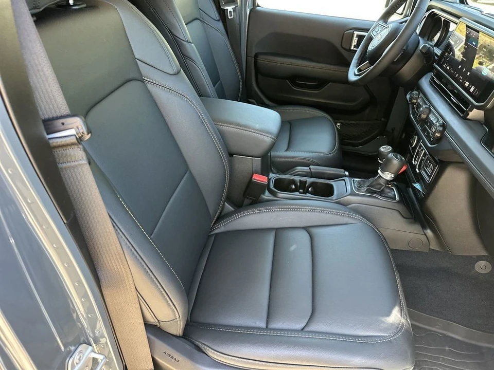 2025 Jeep JT Gladiator - Image 13 of 27