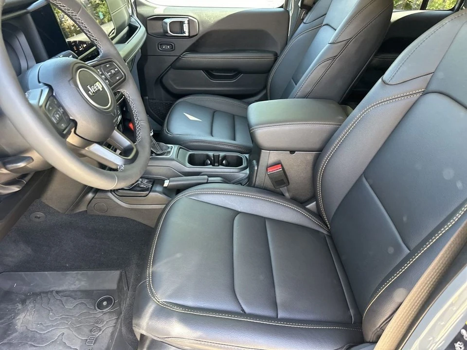 2025 Jeep JT Gladiator - Image 16 of 27