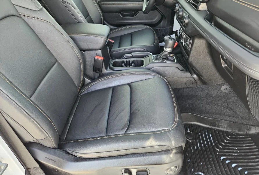 2025 Jeep JT Gladiator - Image 9 of 12