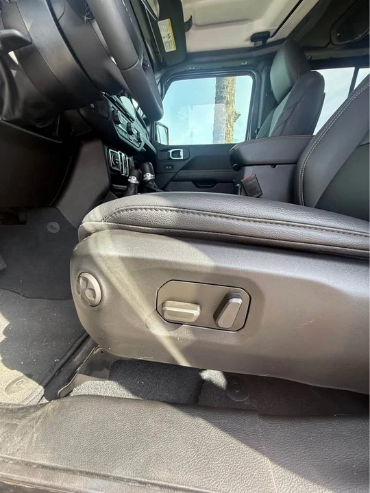 2025 Jeep JT Gladiator - Image 17 of 18