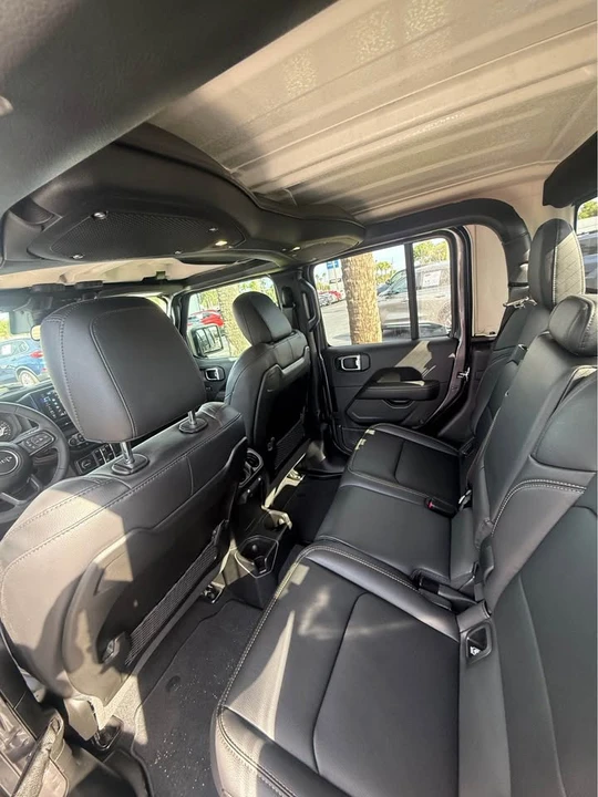 2025 Jeep JT Gladiator - Image 10 of 18