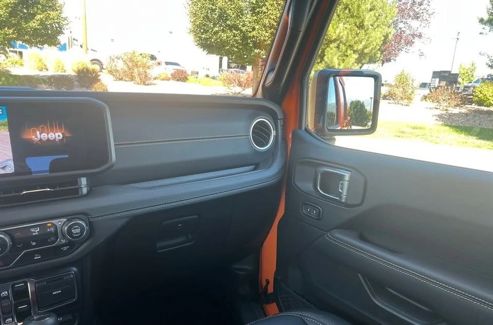 2025 Jeep JT Gladiator - Image 15 of 16