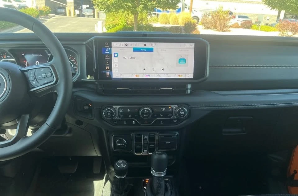 2025 Jeep JT Gladiator - Image 13 of 16