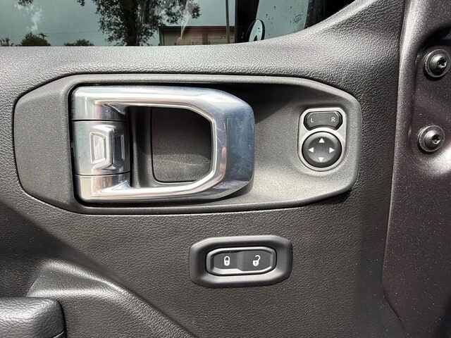 2025 Jeep JT Gladiator - Image 13 of 28