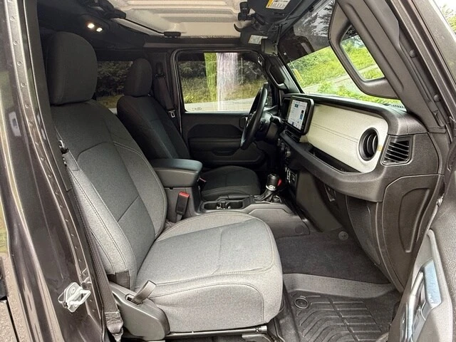 2025 Jeep JT Gladiator - Image 17 of 28