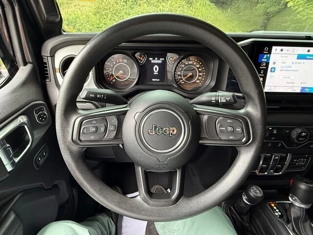 2025 Jeep JT Gladiator - Image 19 of 28