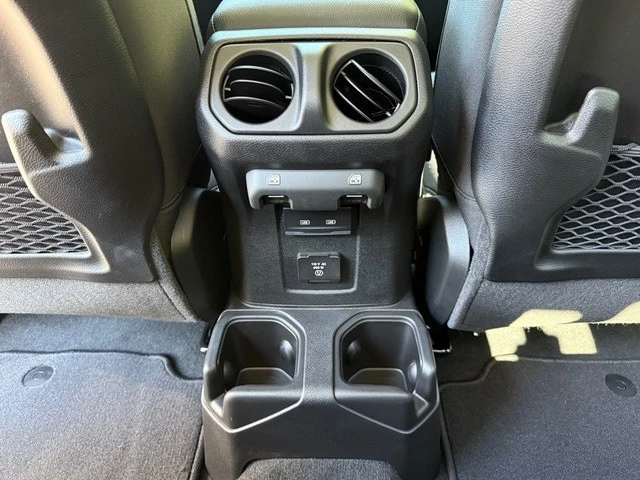 2025 Jeep JT Gladiator - Image 18 of 21