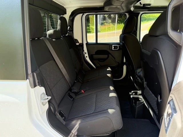 2025 Jeep JT Gladiator - Image 19 of 21