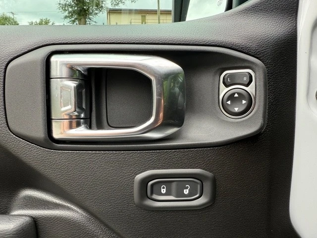 2025 Jeep JT Gladiator - Image 16 of 21