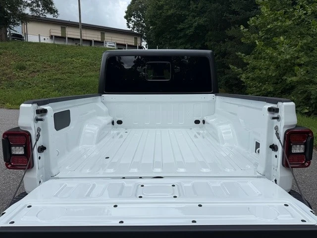 2025 Jeep JT Gladiator - Image 9 of 21