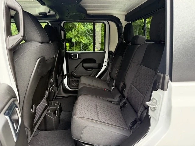 2025 Jeep JT Gladiator - Image 18 of 21