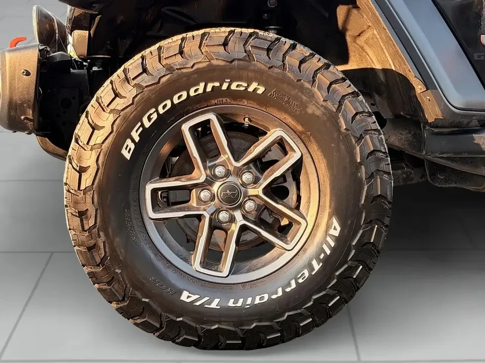 2025 Jeep JT Gladiator - Image 15 of 20