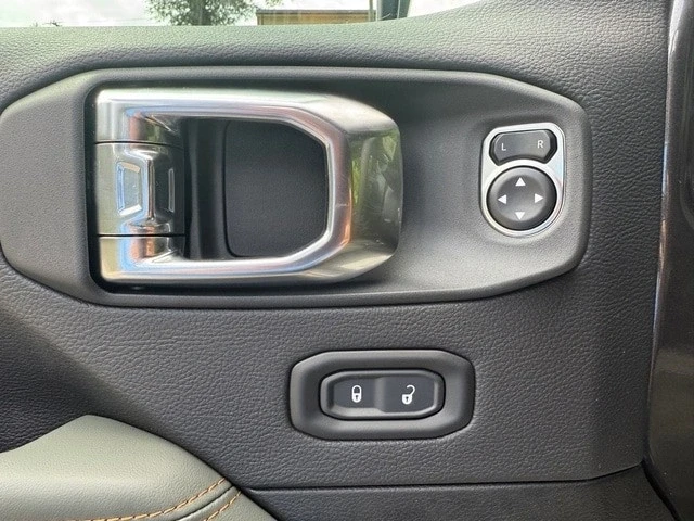 2025 Jeep JT Gladiator - Image 16 of 21