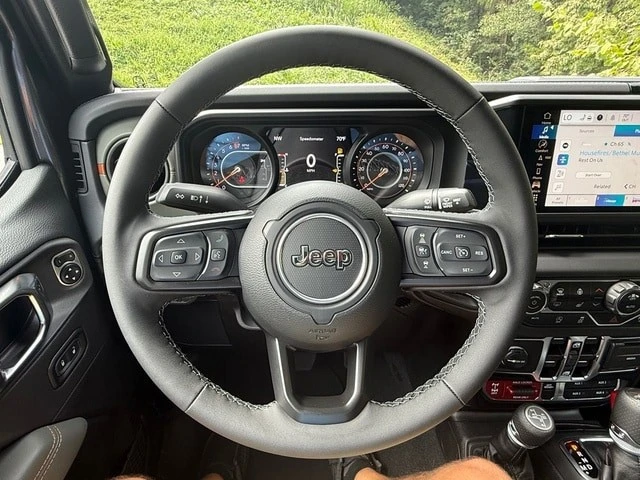 2025 Jeep JT Gladiator - Image 23 of 31