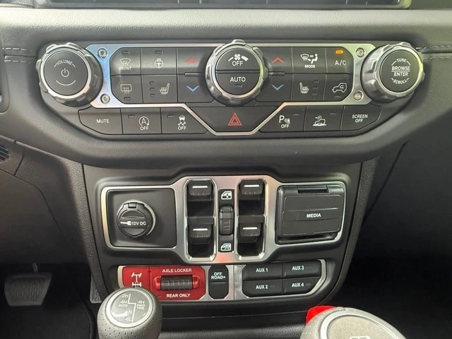 2025 Jeep JT Gladiator - Image 29 of 31