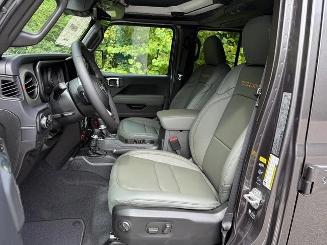 2025 Jeep JT Gladiator - Image 15 of 21