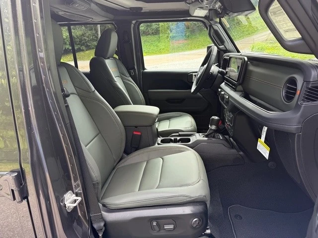 2025 Jeep JT Gladiator - Image 22 of 31