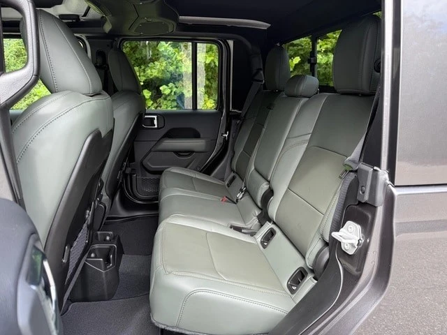 2025 Jeep JT Gladiator - Image 18 of 21