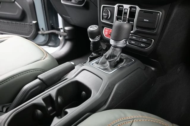 2025 Jeep JT Gladiator - Image 14 of 20