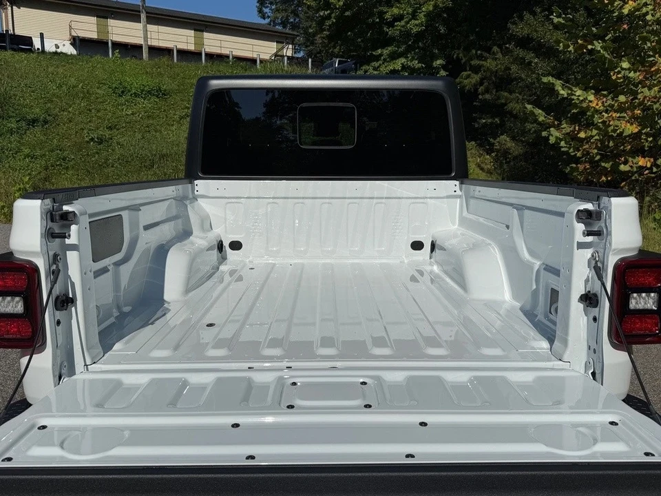 2025 Jeep JT Gladiator - Image 9 of 12