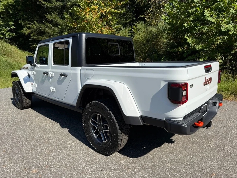 2025 Jeep JT Gladiator - Image 10 of 12
