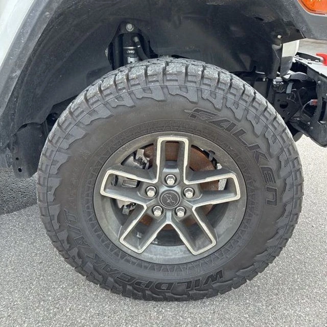2025 Jeep JT Gladiator - Image 18 of 30