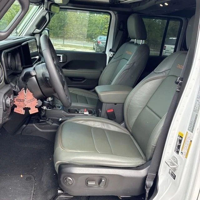 2025 Jeep JT Gladiator - Image 21 of 30