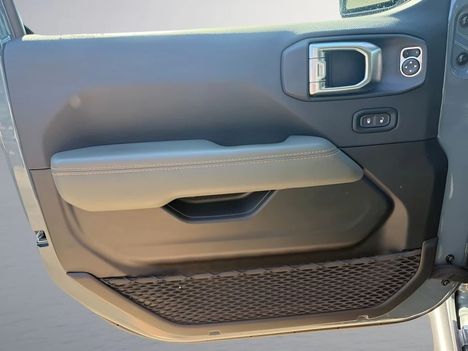 2025 Jeep JT Gladiator - Image 22 of 31