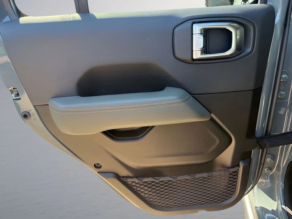 2025 Jeep JT Gladiator - Image 14 of 31