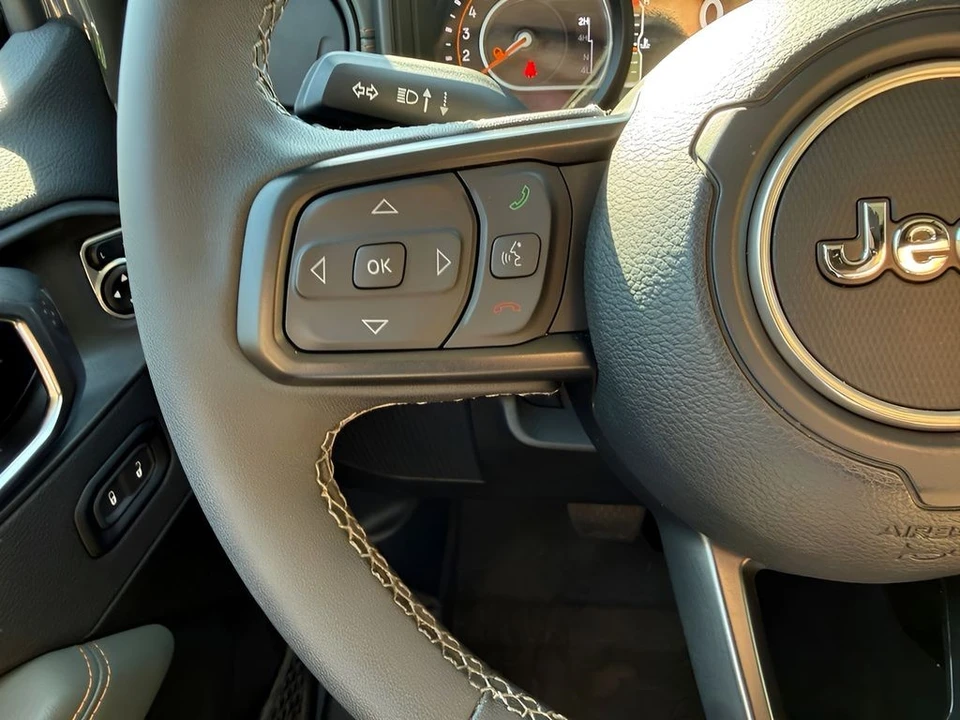 2025 Jeep JT Gladiator - Image 27 of 31