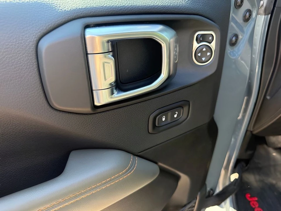 2025 Jeep JT Gladiator - Image 12 of 31