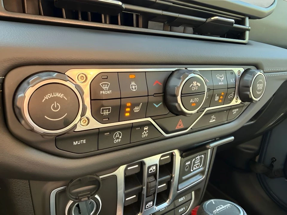 2025 Jeep JT Gladiator - Image 21 of 31