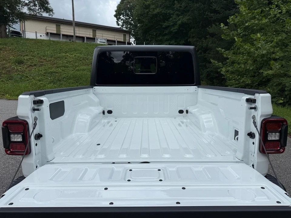 2025 Jeep JT Gladiator - Image 9 of 12