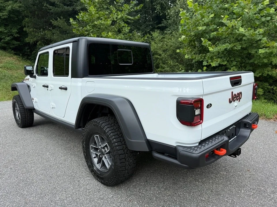 2025 Jeep JT Gladiator - Image 10 of 12