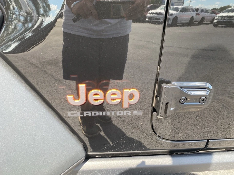2025 Jeep JT Gladiator - Image 10 of 12