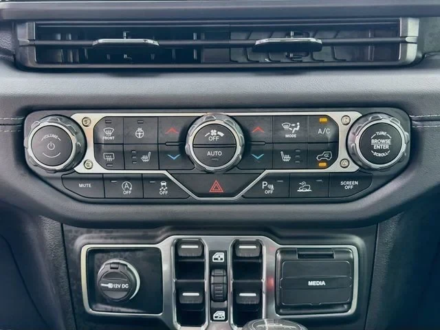2025 Jeep JT Gladiator - Image 16 of 20