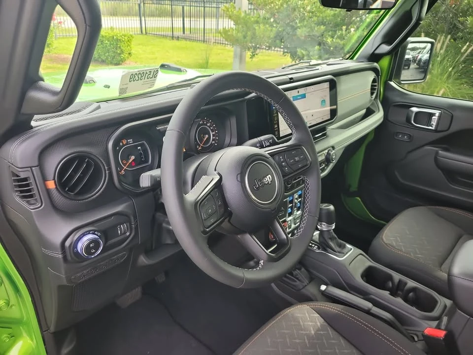 2025 Jeep JT Gladiator - Image 16 of 17