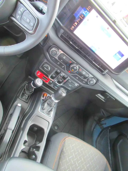2025 Jeep JT Gladiator - Image 14 of 20