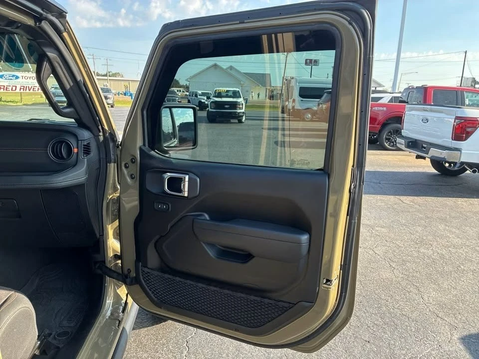 2025 Jeep JT Gladiator - Image 15 of 20